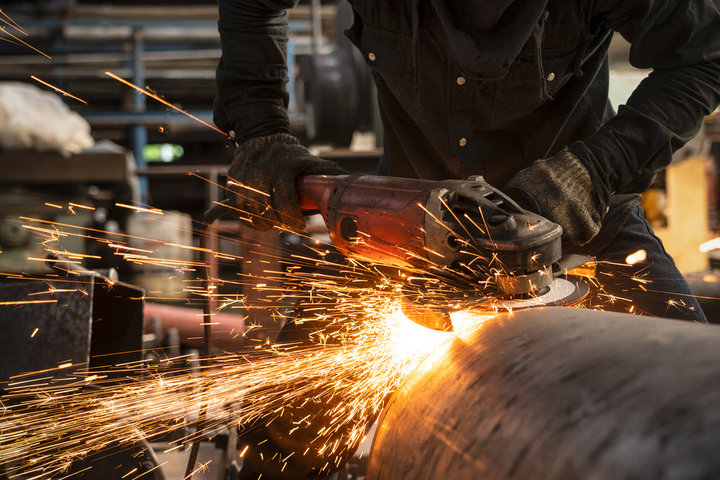 Electric wheel grinding on steel structure