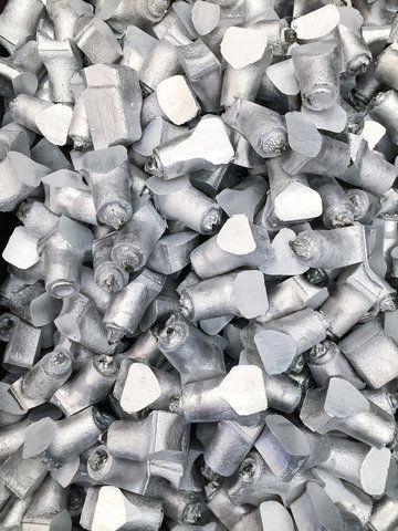 Heap of aluminium riser cutting of casting automotive parts